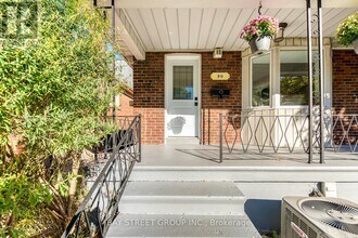 90 Avondale Ave in Toronto, ON - Building Photo - Building Photo