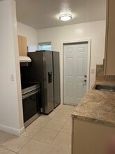 739 NW 53rd St, Unit duplex in Miami, FL - Foto de edificio - Building Photo