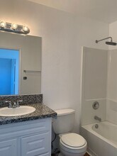 4077 Oakcrest Dr in San Diego, CA - Foto de edificio - Building Photo