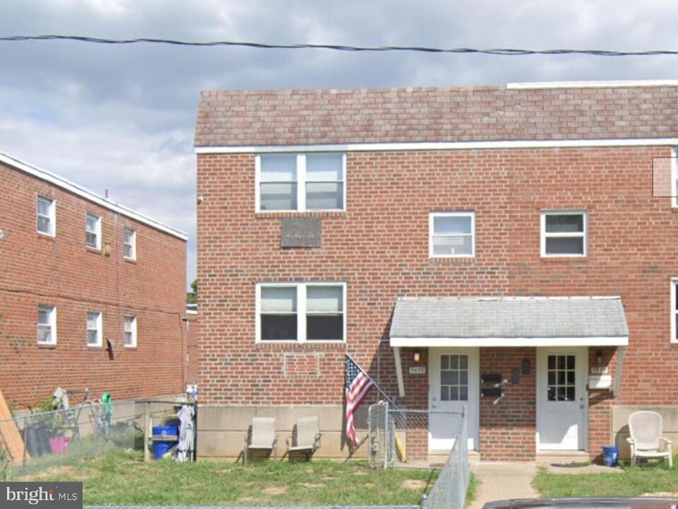 9439 Lansford St in Philadelphia, PA - Building Photo