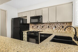 4410 T C Jester Blvd in Houston, TX - Building Photo - Building Photo