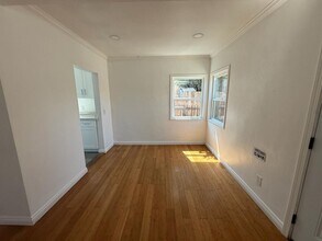 1302 W 109th St in Los Angeles, CA - Building Photo - Building Photo