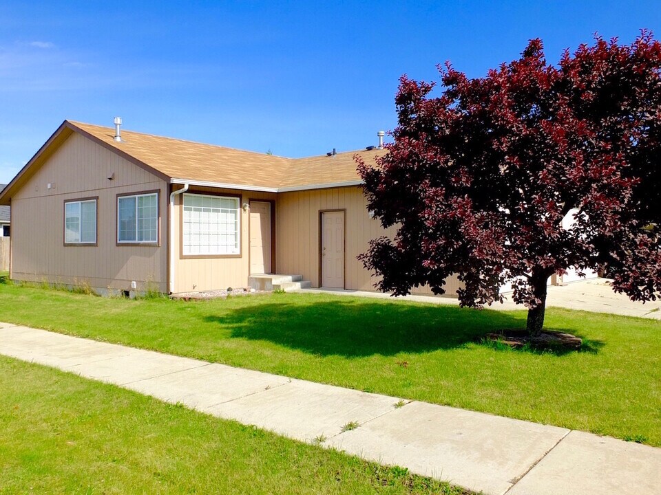 13637 N Natalie St in Rathdrum, ID - Building Photo