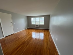 72 Folly Brook Blvd in Wethersfield, CT - Building Photo - Building Photo