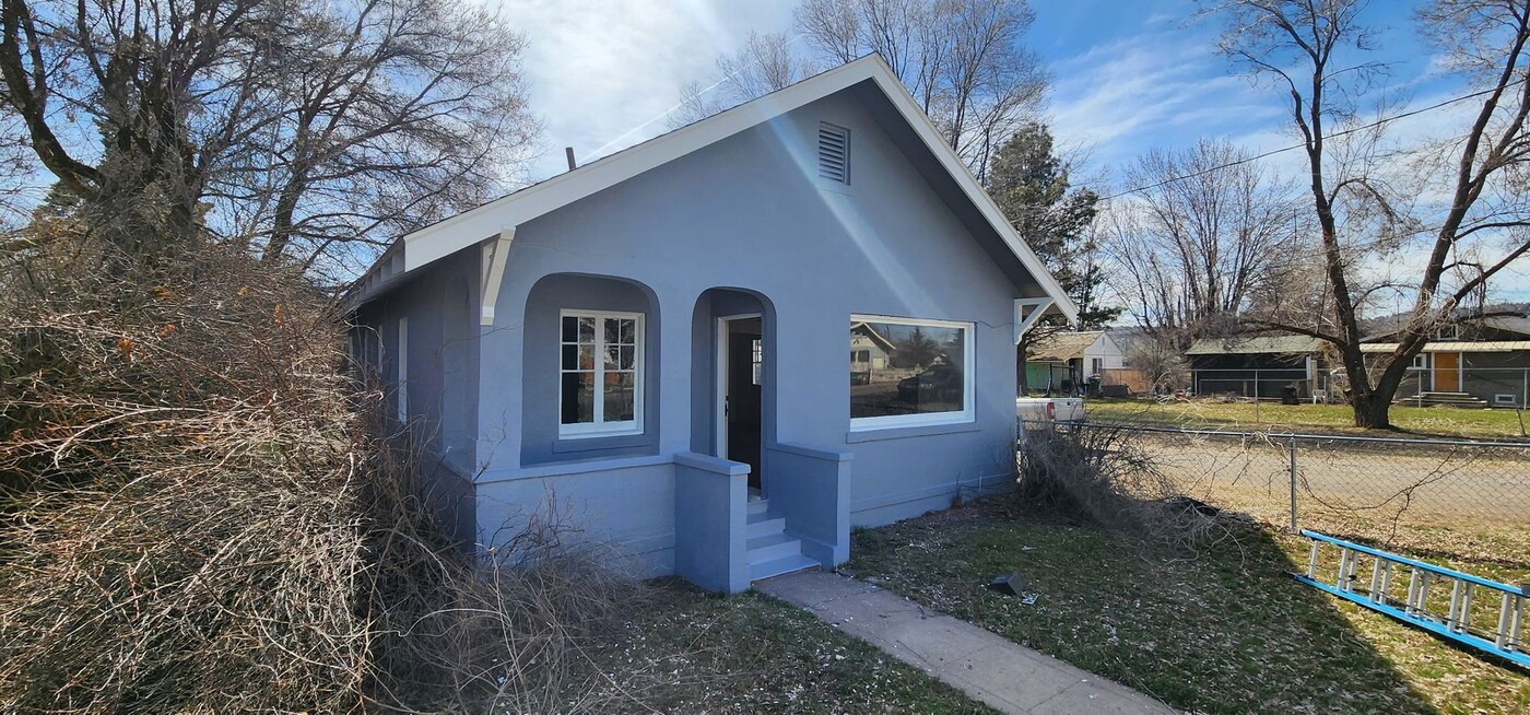 2024 Darrow Ave in Klamath Falls, OR - Foto de edificio
