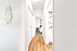 56 Holly Rd NW in Atlanta, GA - Foto de edificio - Building Photo