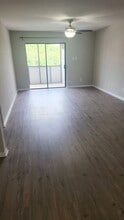 3025 Walnut Bend Ln, Unit 35 in Houston, TX - Building Photo - Building Photo