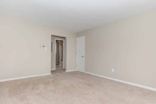 Creek Village Apartments in Levittown, PA - Foto de edificio - Building Photo