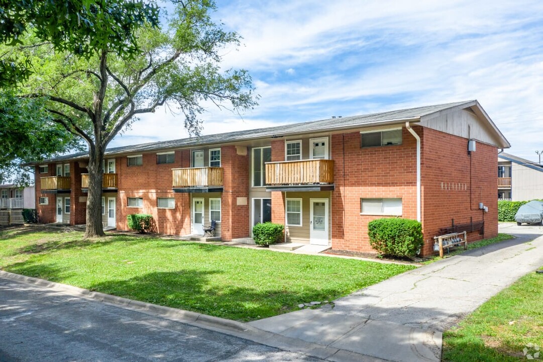 The Hamilton Apartments in Lawrence, KS - Building Photo