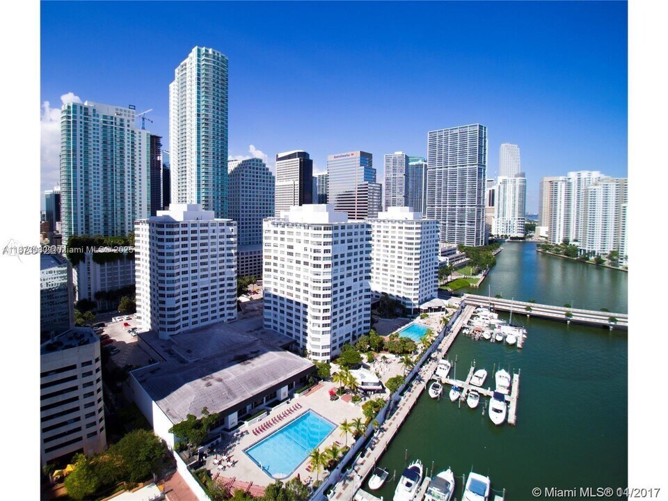 999 Brickell Bay Dr, Unit 1109 in Miami, FL - Foto de edificio