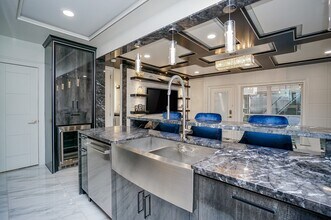 5711 Sugar Hill Dr in Houston, TX - Building Photo - Building Photo