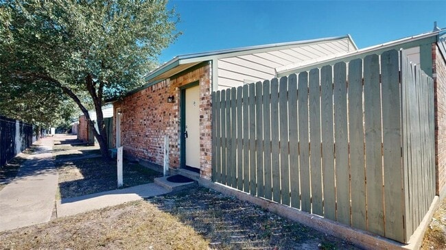 725 Peppertree Dr, Unit 16 in Bryan, TX - Building Photo - Building Photo