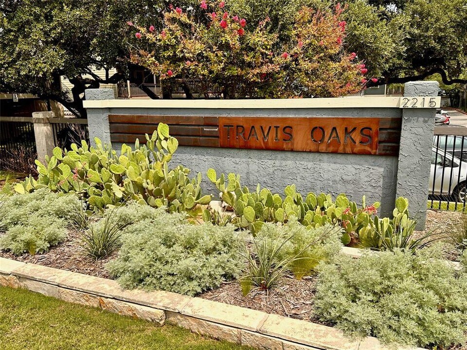 2215 Post Rd in Austin, TX - Building Photo