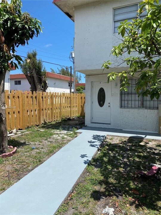 1521 NE 150th St-Unit -104 in Miami, FL - Foto de edificio