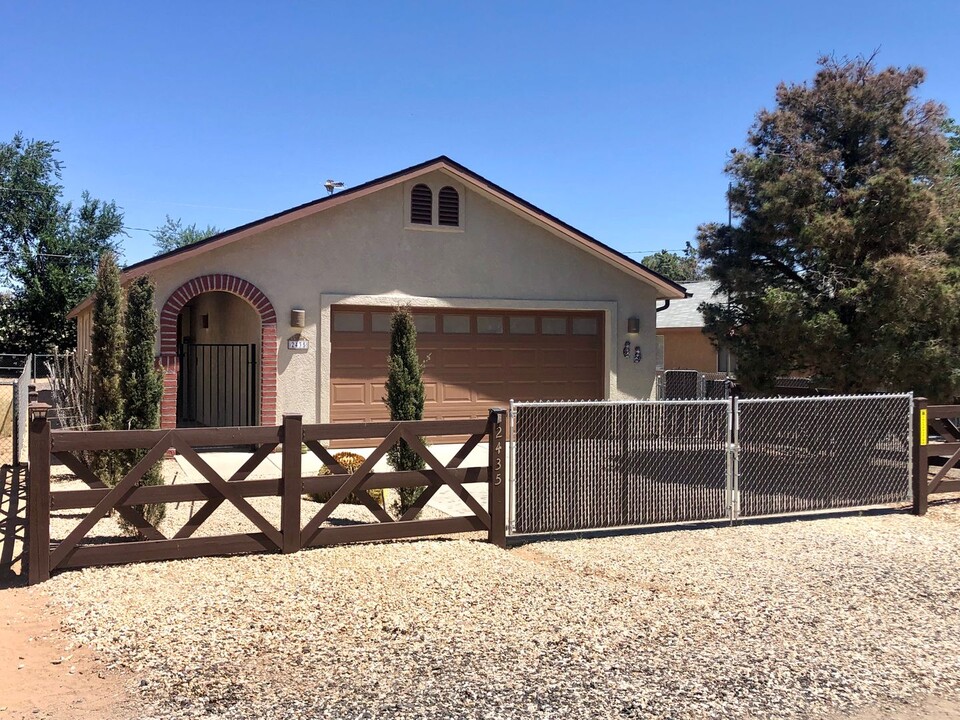 2435 E Ames Ave in Kingman, AZ - Building Photo