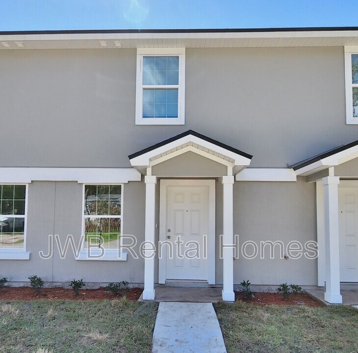 8495 McGirts Village Ln in Jacksonville, FL - Building Photo
