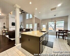 1326 Delmont Ct in San Antonio, TX - Foto de edificio - Building Photo