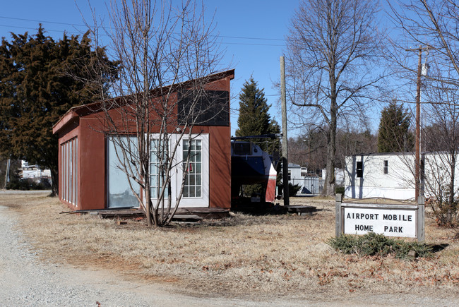 6708 W Market St in Greensboro, NC - Building Photo - Building Photo