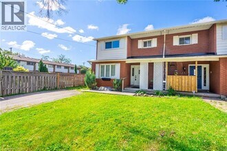 9 Dianne Ct in Hamilton, ON - Building Photo - Building Photo