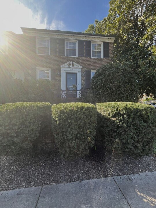 1717 Belle Haven Rd in Alexandria, VA - Building Photo