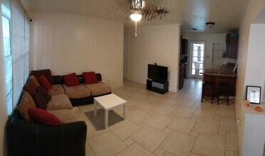 709 Wisteria Ave in Fort Pierce, FL - Foto de edificio - Building Photo