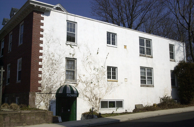 103 N State St in Newtown, PA - Foto de edificio - Building Photo