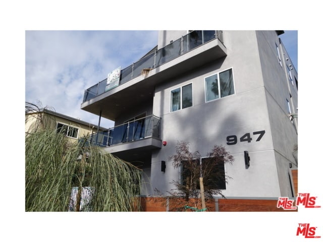 947 4th St, Unit #D in Santa Monica, CA - Foto de edificio - Building Photo