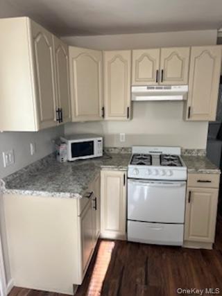 86 Rollstone Ave in West Sayville, NY - Building Photo - Building Photo