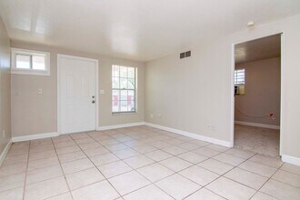 104 Karde Ln in Brandon, FL - Foto de edificio - Building Photo