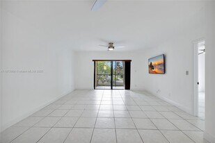 126 S Cypress Rd in Pompano Beach, FL - Building Photo