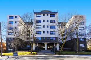 Ava Manor in Toronto, ON - Building Photo