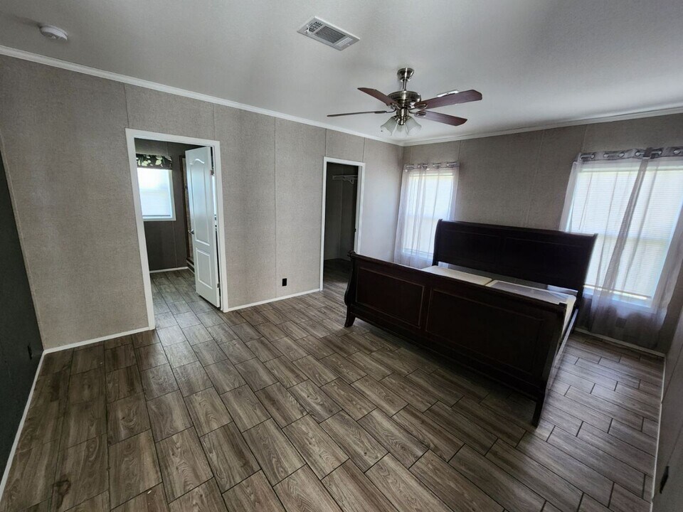 465851 OK-51 in Stilwell, OK - Foto de edificio