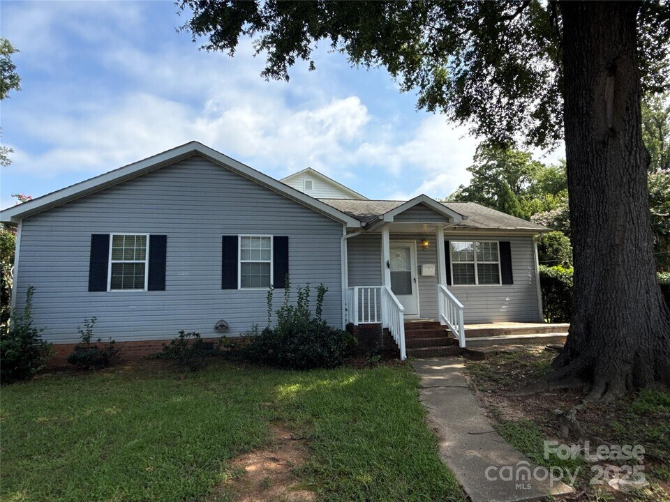 517 Iverson Way in Charlotte, NC - Building Photo