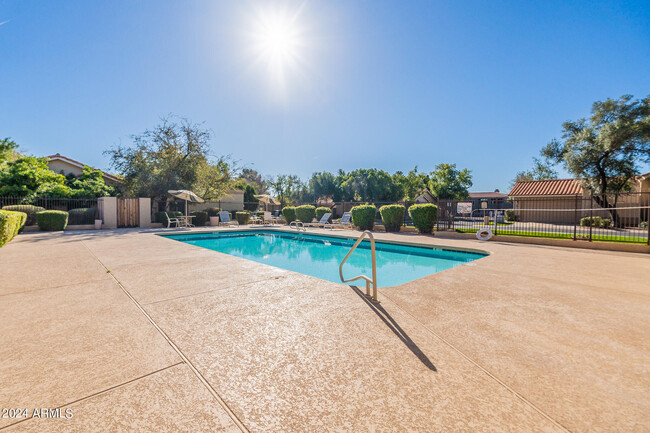 384 W Carmen St in Tempe, AZ - Foto de edificio - Building Photo