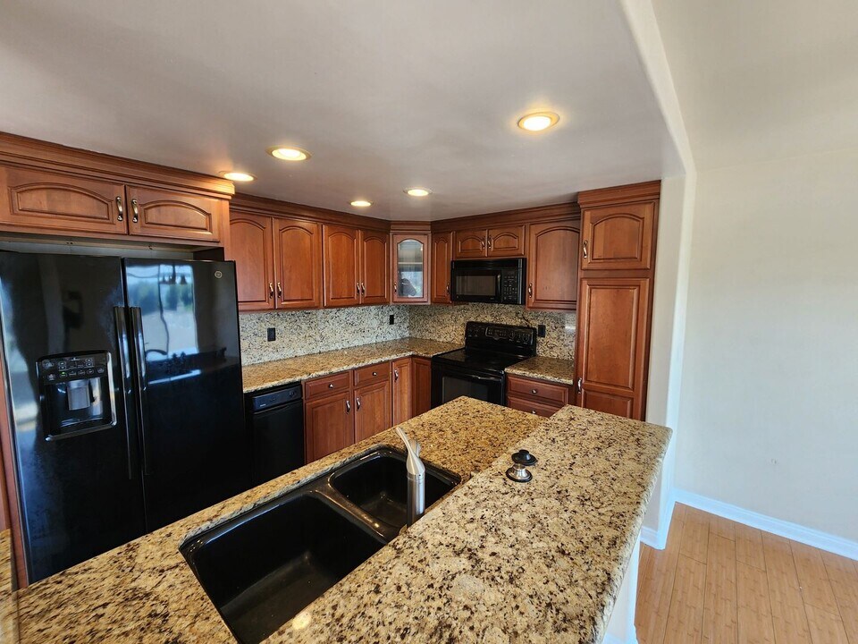 7780 Parkway Dr in La Mesa, CA - Building Photo
