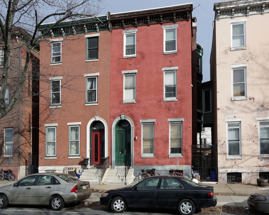 2109 Spring Garden St in Philadelphia, PA - Building Photo