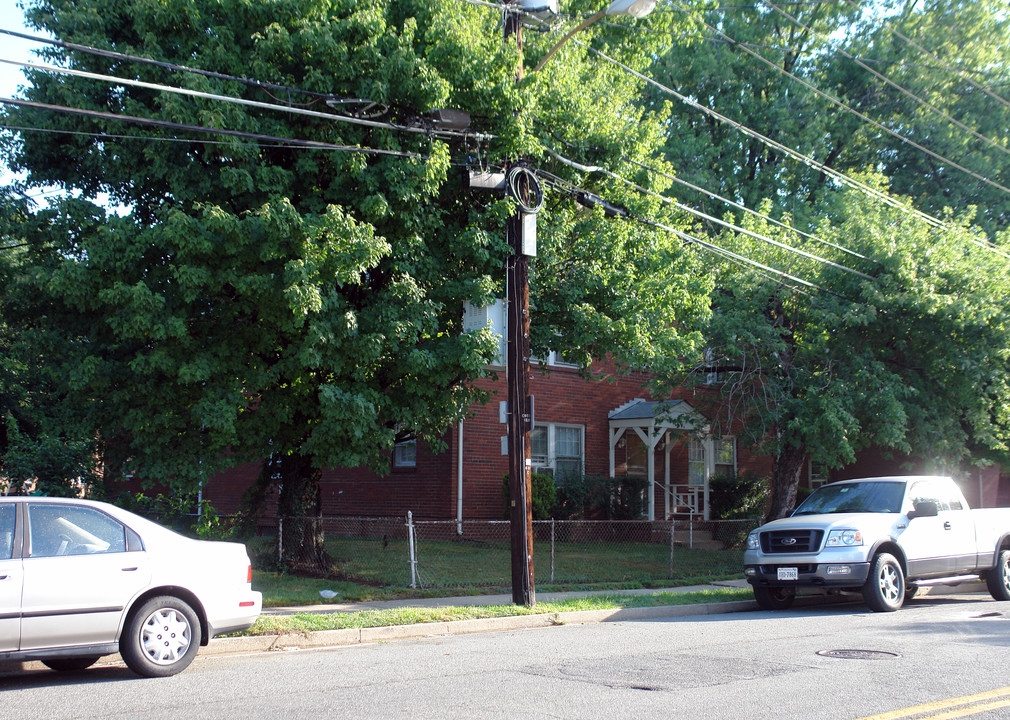 306 S Maple Ave in Falls Church, VA - Foto de edificio