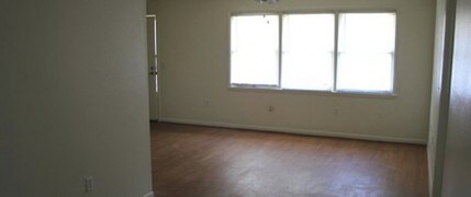 Covenant Trace @ Yorktown, utilities included in Newport News, VA - Foto de edificio - Building Photo