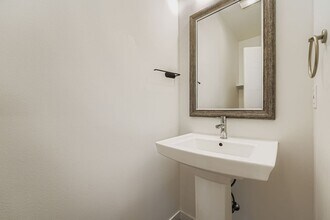 4276 S Greenbelt Station Dr in Seattle, WA - Building Photo - Building Photo