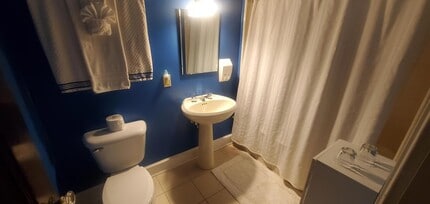 1975 Riverside Ave, Unit 095 in Marinette, WI - Foto de edificio - Building Photo