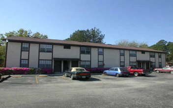 Colonial Village Apartments in Jacksonville, FL - Foto de edificio - Building Photo