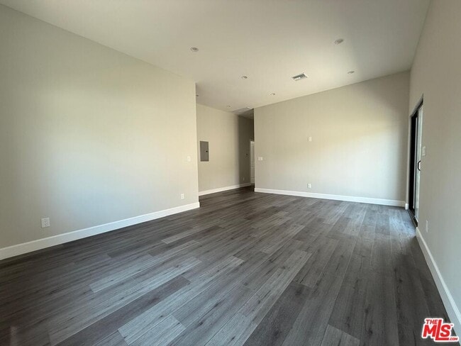 6222 Bakman Ave in Los Angeles, CA - Building Photo - Building Photo