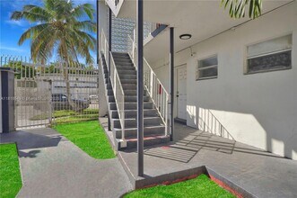 1315 NE Miami Ct, Unit 303 in Miami, FL - Building Photo - Building Photo