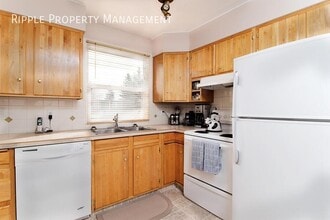 330 Canterbury Dr SW in Calgary, AB - Building Photo - Building Photo