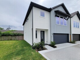 8316 Curry Rd in Houston, TX - Building Photo