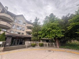 12464 191B St in Pitt Meadows, BC - Building Photo