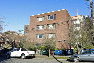 Highland Arms Apartments in Seattle, WA - Building Photo - Building Photo