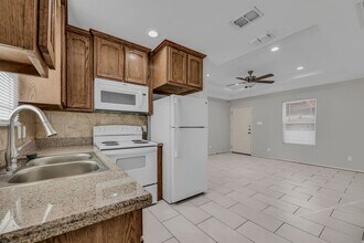 706 Thompson Rd, Unit 2 in Mission, TX - Foto de edificio - Building Photo
