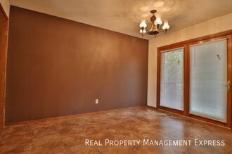 3 Bedroom 2 Bathroom Home with a Fireplace in Sioux Falls, SD - Building Photo - Building Photo
