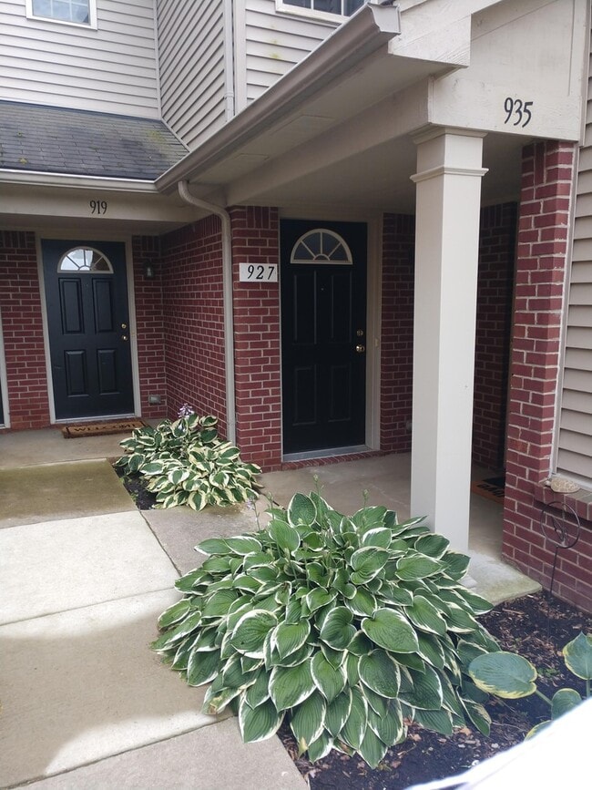 property at 927 Addington Ln